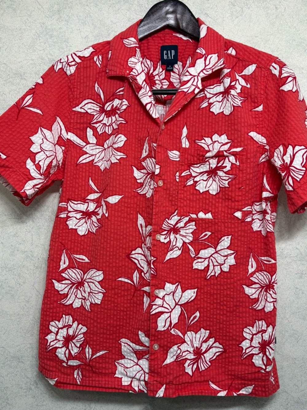 Gap Short Sleeve Seersucker Vacay Shirt Size S Cayenne Flower Fill Textured EUC